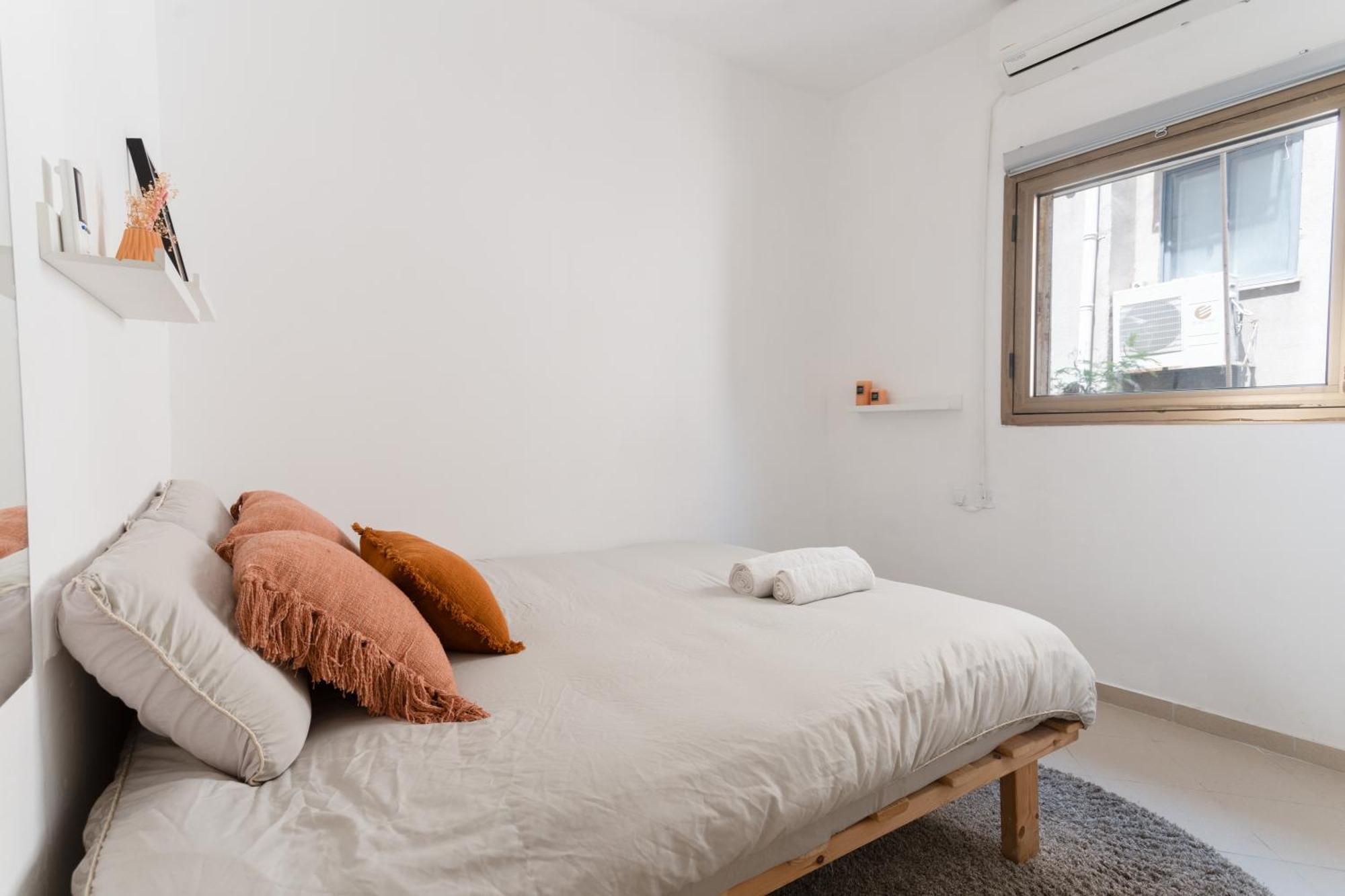Eliezer Ben Yehuda With Shelter Apartment